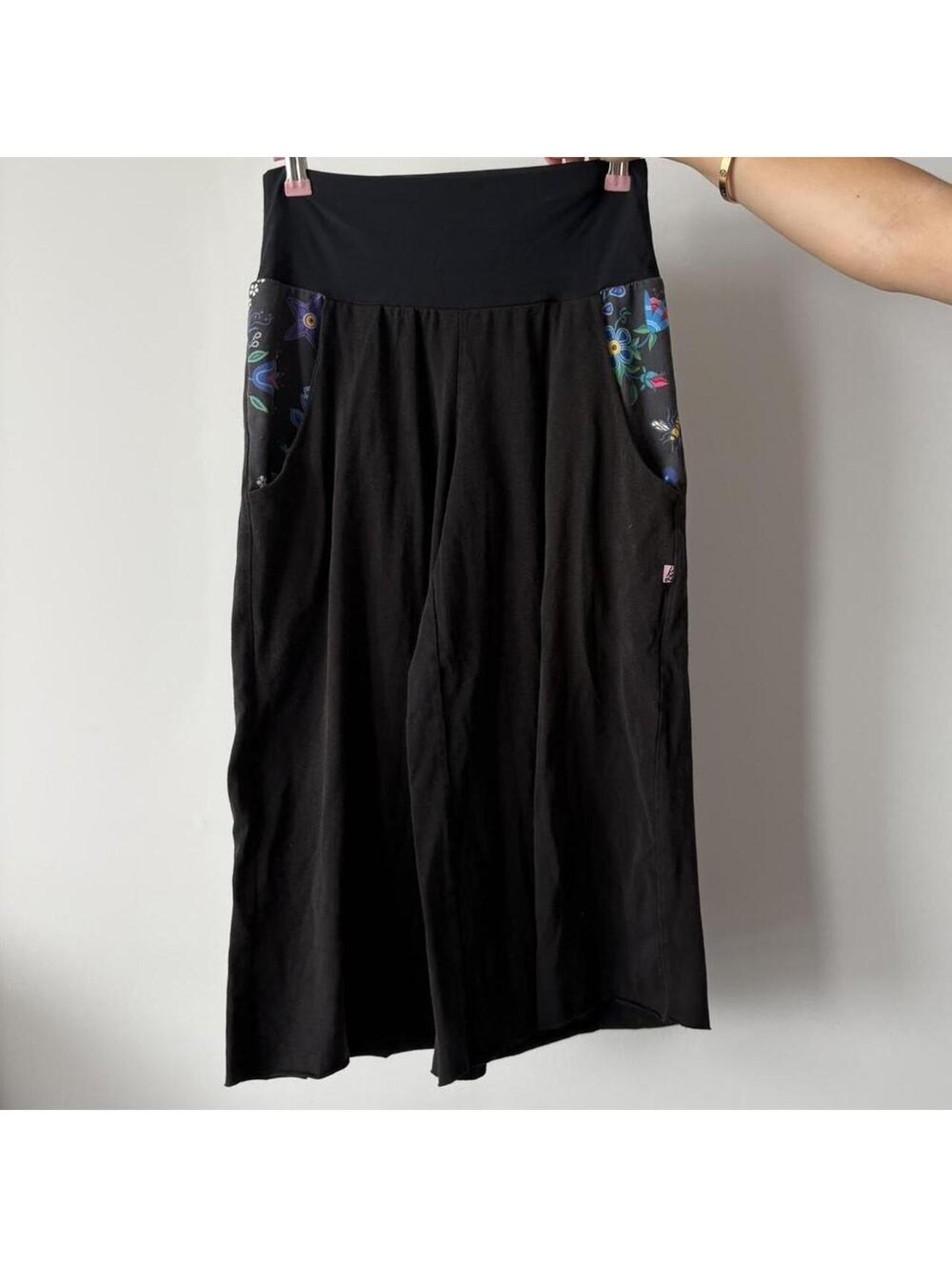 Black gauchos with floral print on pockets. Gives Desigual vibes!